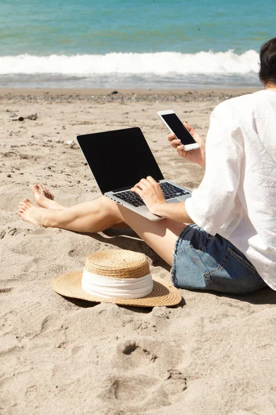 Jovem Usando Computador Portátil Uma Praia Comunicação Estilo Vida Férias — Fotografia de Stock