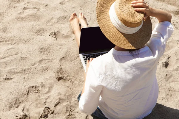 Jeune Femme Utilisant Ordinateur Portable Sur Une Plage Communication Sur — Photo