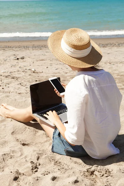 Young Woman Using Laptop Computer Holding Cell Phone Beach Vacation — Stock Photo, Image