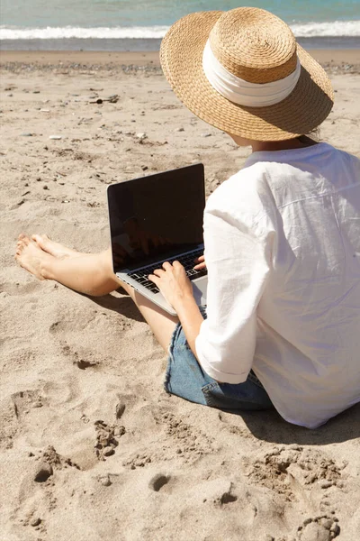 Young Woman Using Laptop Computer Beach Vacation Lifestyle Communication Freelance — Stock Photo, Image