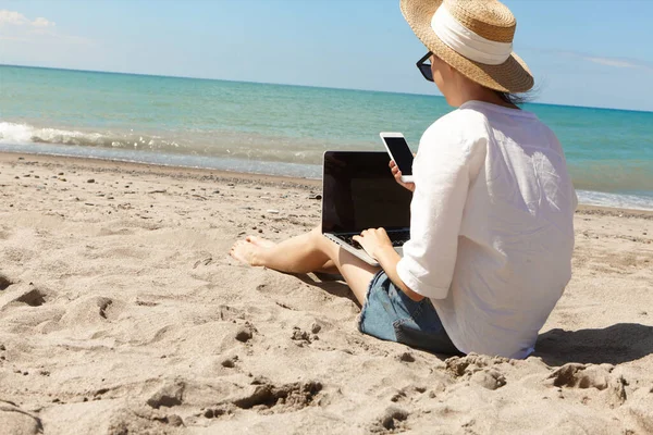 Młoda Kobieta Używająca Laptopa Trzymająca Komórkę Plaży Wakacyjna Komunikacja Stylu — Zdjęcie stockowe