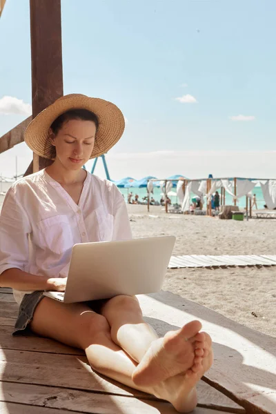 Jeune Femme Utilisant Ordinateur Portable Sur Une Plage Concept Travail — Photo