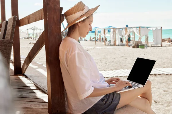 Young Woman Using Laptop Computer Beach Freelance Work Concept — Stock Photo, Image