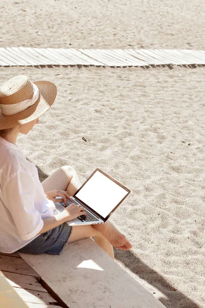 Jovem Usando Computador Portátil Uma Praia Conceito Trabalho Freelance — Fotografia de Stock
