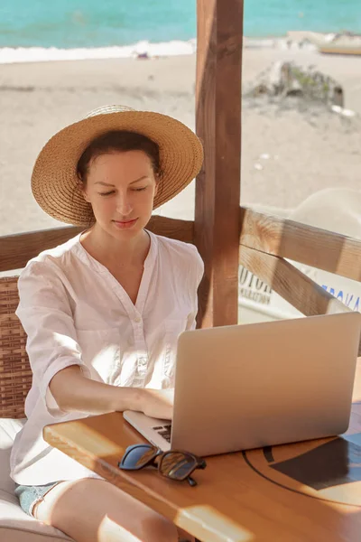 Jeune Femme Utilisant Ordinateur Portable Sur Une Plage Concept Travail — Photo