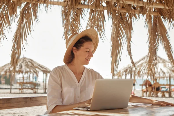 Jeune Femme Utilisant Ordinateur Portable Sur Une Plage Concept Travail — Photo