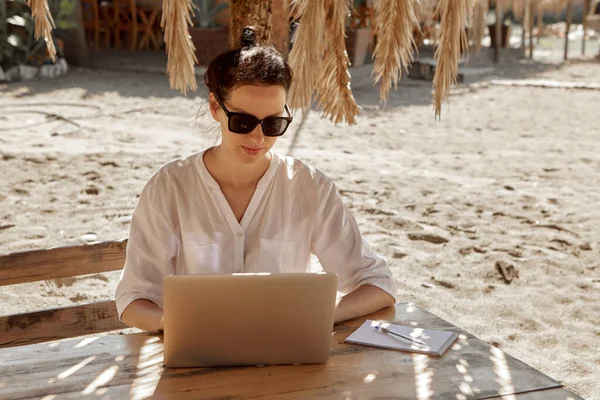 Νεαρή Γυναίκα Χρησιμοποιεί Φορητό Υπολογιστή Μια Παραλία Έννοια Της Ελεύθερης — Φωτογραφία Αρχείου