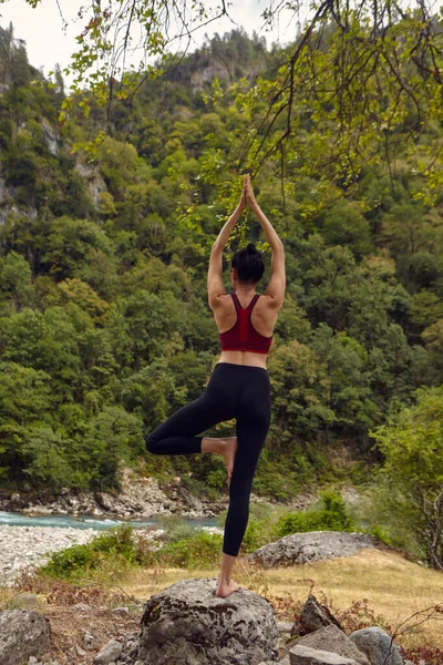 Clases Yoga Naturaleza Concepto Practicar Deportes Solos Exclusión Social Una — Foto de Stock