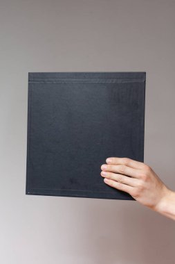 Eller çarşafı tutsun. Etiket için boş boşluk.