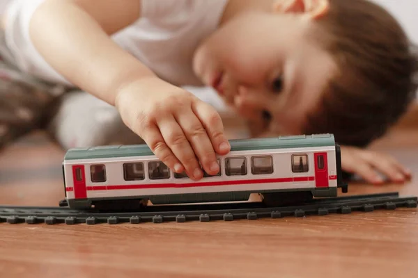 Uma Criança Brinca Com Ferrovia — Fotografia de Stock