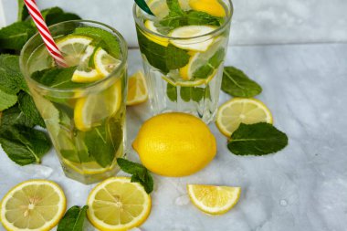 Yaz için ferahlatıcı içecekler, dilimlenmiş taze limonlu soğuk tatlı ve ekşi limonata suyu. Tazeleyici yaz içeceği. Limonlu, naneli ve buzlu geleneksel limonata. Seçici odak