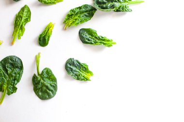 Beyaz üst görüntüde taze ıspanak paketi izole edildi. Sebze pankartı ya da başlık tasarımı. Boşluğu kopyala.