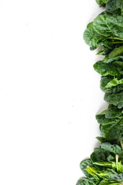 Beyaz üst görüntüde taze ıspanak paketi izole edildi. Sebze pankartı ya da başlık tasarımı. Boşluğu kopyala.