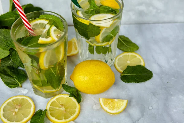 Bebidas Refrescantes Para Verão Suco Limonada Doce Azedo Nos Copos — Fotografia de Stock