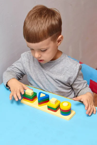 Ragazzo Sta Giocando Nella Sua Stanza Imparare Forme Colori Bambino — Foto Stock