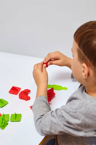 Rapaz Está Brincar Quarto Criança Brincando Com Doh Jogo Jogar — Fotografia de Stock