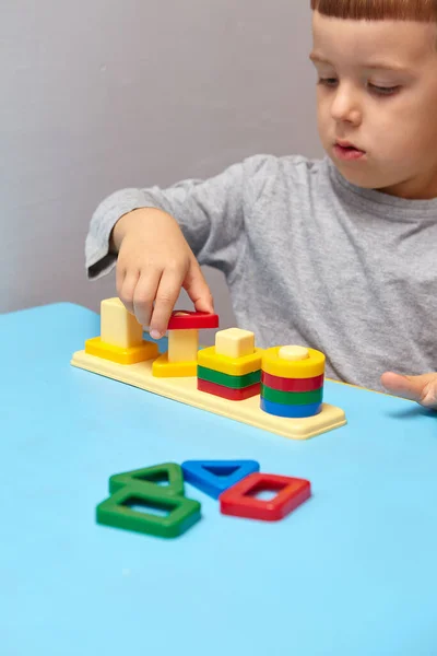 Der Junge Spielt Seinem Zimmer Formen Und Farben Lernen Ein — Stockfoto