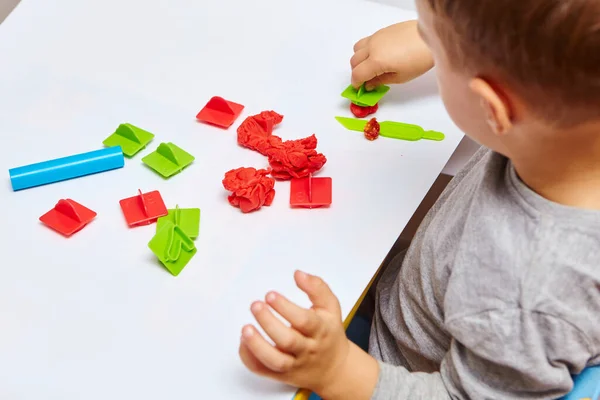 Chico Está Jugando Habitación Niño Pequeño Jugando Con Doh Juego —  Fotos de Stock