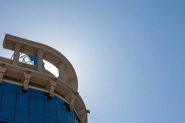 Fachadas Vidro Edifícios Escritórios Modernos Reflexão Céu Azul Nuvens Design — Fotografia de Stock