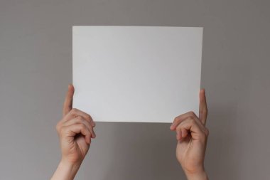 Eller çarşafı tutsun. Etiket için boş boşluk.