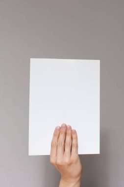 Eller çarşafı tutsun. Etiket için boş boşluk.