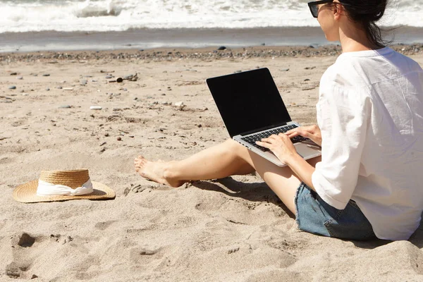 Young Woman Using Laptop Computer Beach Vacation Lifestyle Communication Freelance — Stock Photo, Image