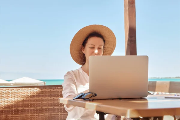 Jeune Femme Utilisant Ordinateur Portable Sur Une Plage Concept Travail — Photo