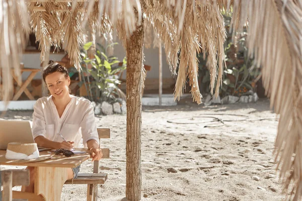 Jeune Femme Utilisant Ordinateur Portable Sur Une Plage Concept Travail — Photo