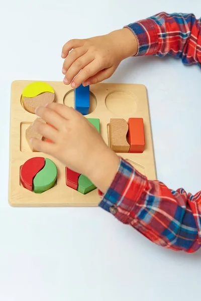 Niño Recoge Clasificador Juguetes Lógica Educativa Para Niños Las Manos — Foto de Stock