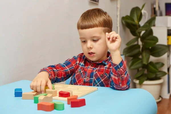 Der Junge Spielt Seinem Zimmer Formen Und Farben Lernen Ein — Stockfoto