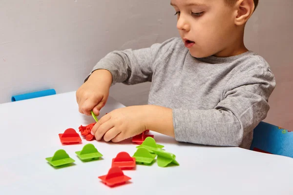 那男孩正在他的房间里玩耍 小孩子玩打斗或玩面团 孩子们的教育玩具儿童发育游戏 儿童揉捏模型黏土 — 图库照片