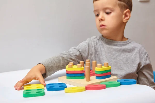 Chico Está Jugando Habitación Aprender Formas Colores Niño Juega Con — Foto de Stock