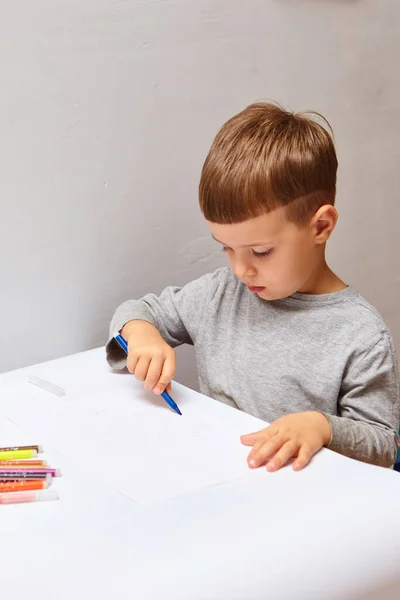 Милый Маленький Мальчик Светлыми Волосами Рисует Цветные Карандаши Дома Рисунки — стоковое фото