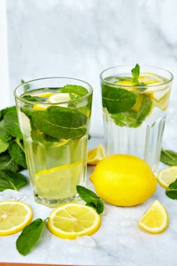 Yaz için ferahlatıcı içecekler, dilimlenmiş taze limonlu soğuk tatlı ve ekşi limonata suyu. Tazeleyici yaz içeceği. Limonlu, naneli ve buzlu geleneksel limonata. Seçici odak