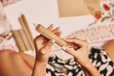 El yapımı sarı mumlar, doğal arı cilasından. Mumları kendi ellerinle yapma süreci. Usta sınıf mum yaratma üzerine