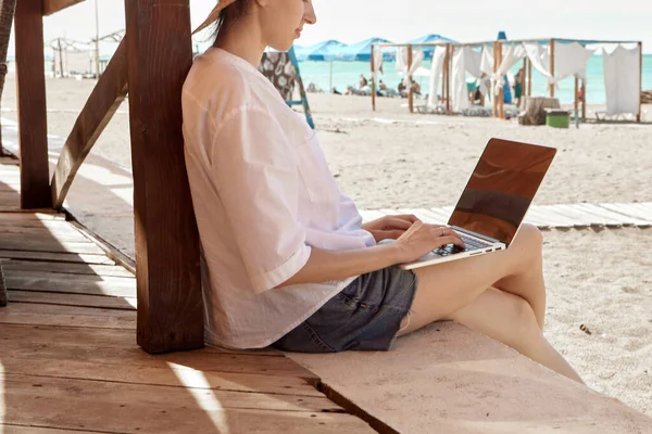 Jeune Femme Utilisant Ordinateur Portable Sur Une Plage Concept Travail — Photo