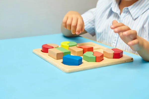 Niño Recoge Clasificador Juguetes Lógica Educativa Para Niños Las Manos — Foto de Stock