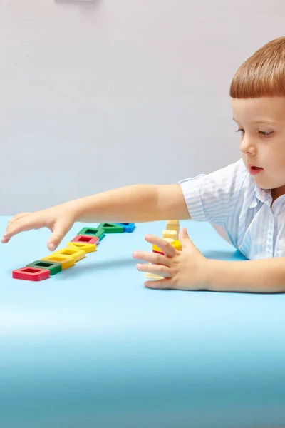 Chico Está Jugando Habitación Aprender Formas Colores Niño Juega Con —  Fotos de Stock