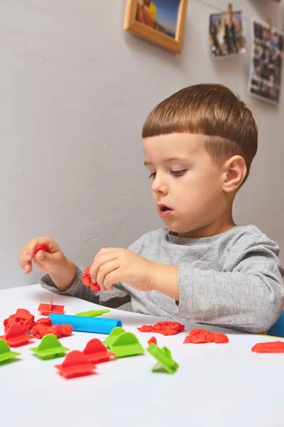 Der Junge Spielt Seinem Zimmer Kleine Kinder Spielen Mit Spieldoh — Stockfoto