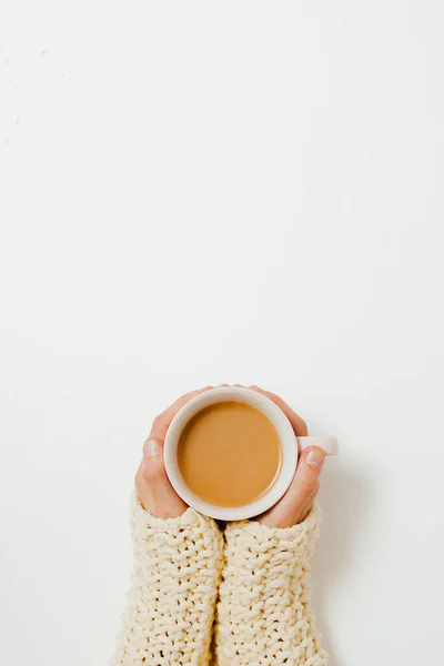 Vrouwelijke Handen Houden Kopjes Koffie Witte Tafel Achtergrond — Stockfoto