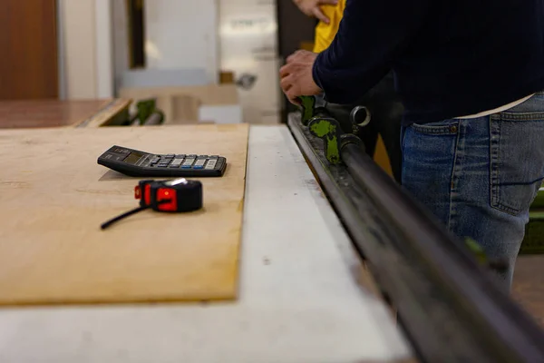 Bir Işçi Elinde Rulet Çarkı Tutar Makinede Odun Kesme Ahşap — Stok fotoğraf