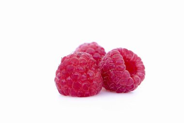 Ahududu beyaz arka planda izole edilmiş. Vejetaryen yemeği, detoks konsepti