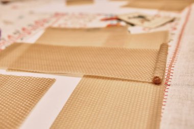 El yapımı sarı mumlar, doğal arı cilasından. Mumları kendi ellerinle yapma süreci. Usta sınıf mum yaratma üzerine