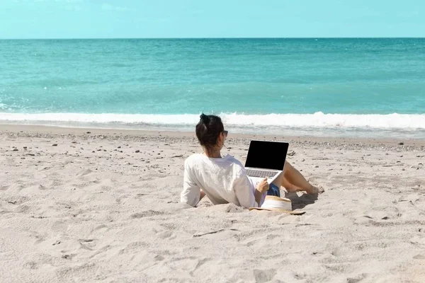 Νεαρή Γυναίκα Χρησιμοποιεί Φορητό Υπολογιστή Μια Παραλία Επικοινωνία Τρόπου Ζωής — Φωτογραφία Αρχείου