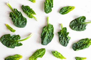 Beyaz üst görüntüde taze ıspanak paketi izole edildi. Sebze bayrağı veya başlık tasarımı. 