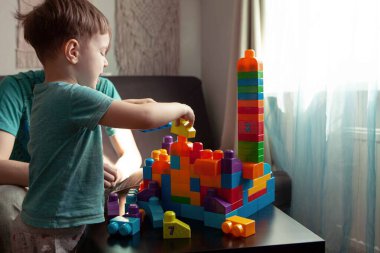 Baba ve oğul inşaatçıda oynuyor. Covid-19 'la savaşmak için kendini izole etme kavramı