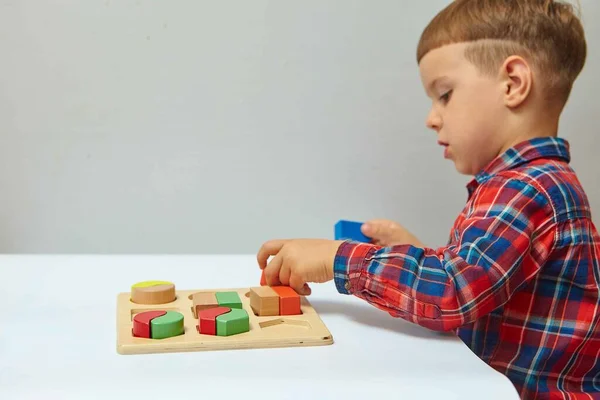 Der Junge Spielt Seinem Zimmer Formen Und Farben Lernen Ein — Stockfoto