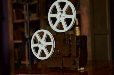 Ofisin içinde. Ön plandaki kameraların düzeni...