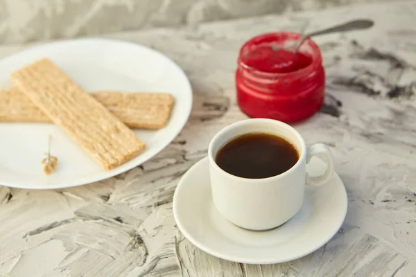 Broodje Met Jam Voor Het Ontbijt Een Grijze Achtergrond Naast — Stockfoto