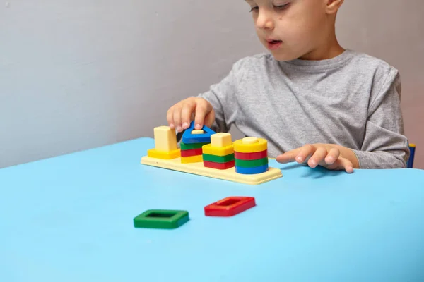 Chico Está Jugando Habitación Aprender Formas Colores Niño Juega Con — Foto de Stock